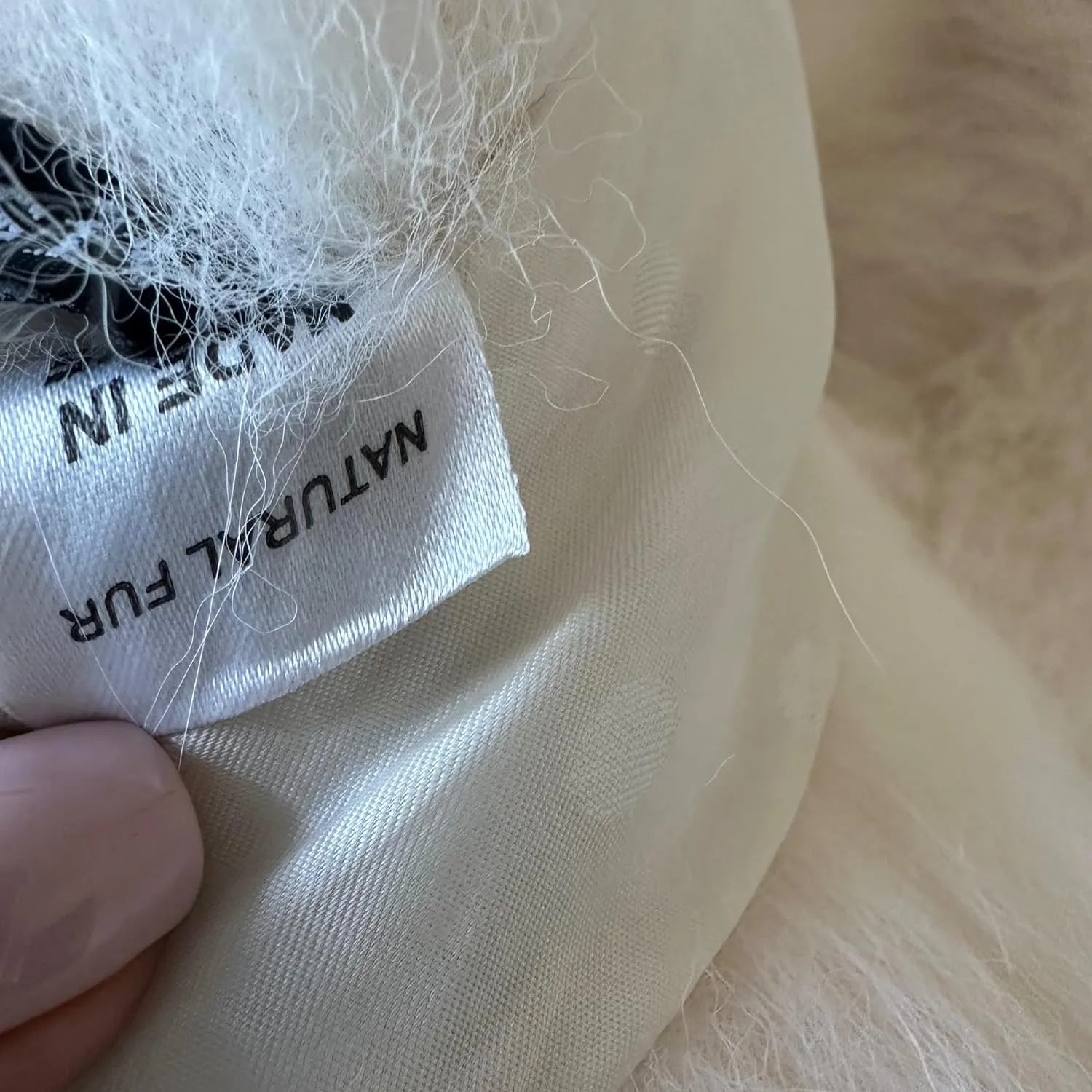 Large shawl collar made of arctic fox fur, lined and with buttons included