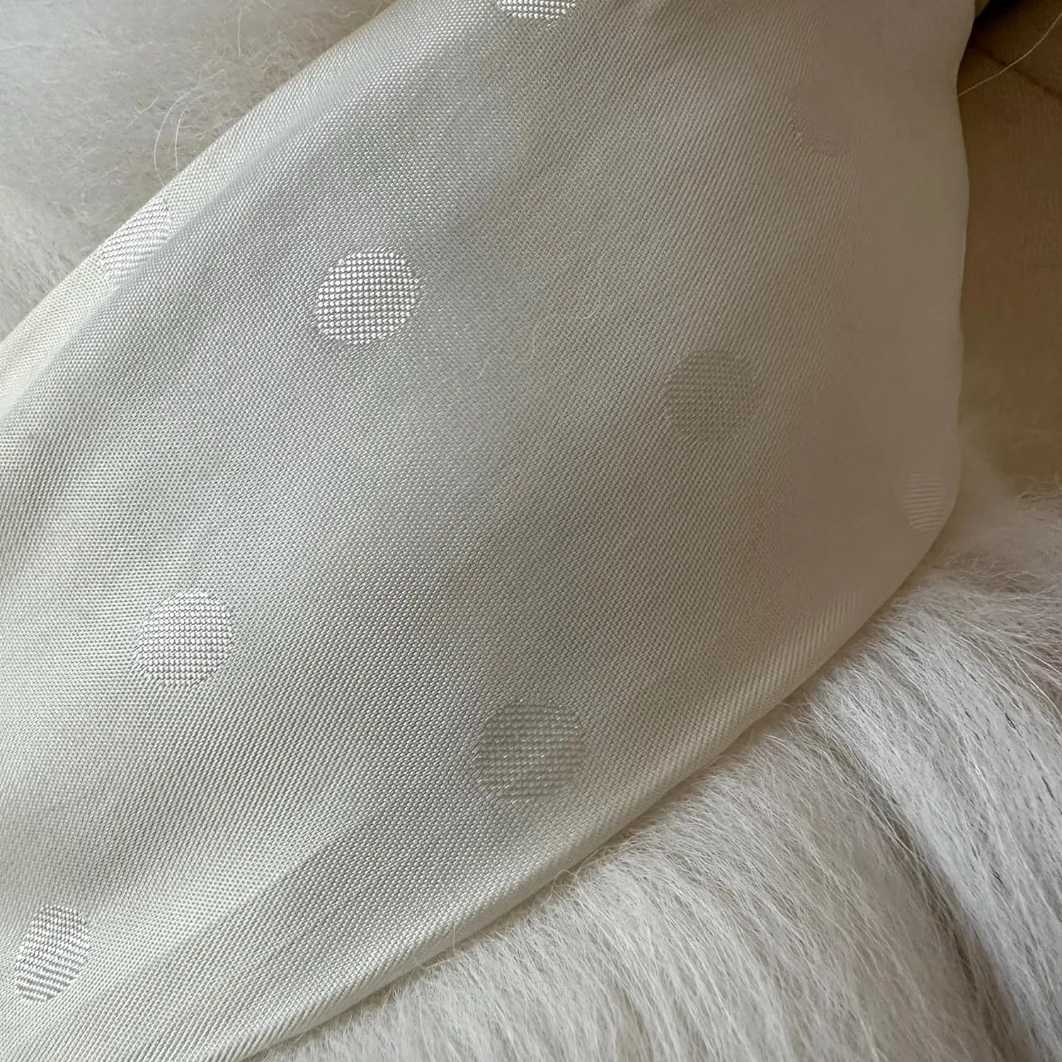 Large shawl collar made of arctic fox fur, lined and with buttons included